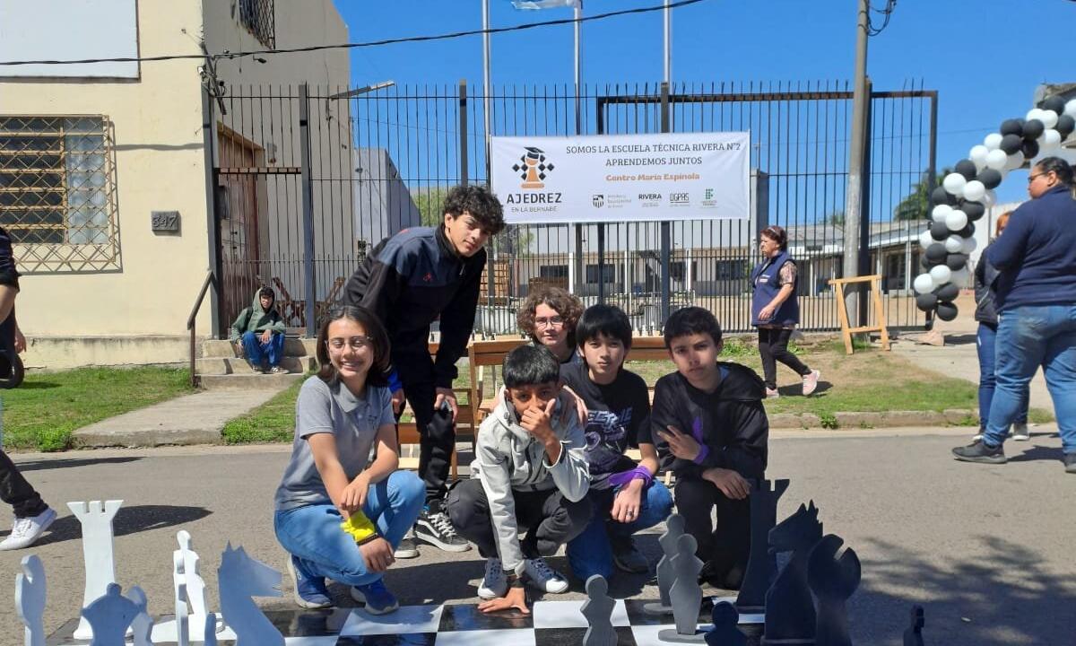 Piezas blancas y negras, la Escuela Técnica Rivera N.° 2  invitó a una jornada de ajedrez