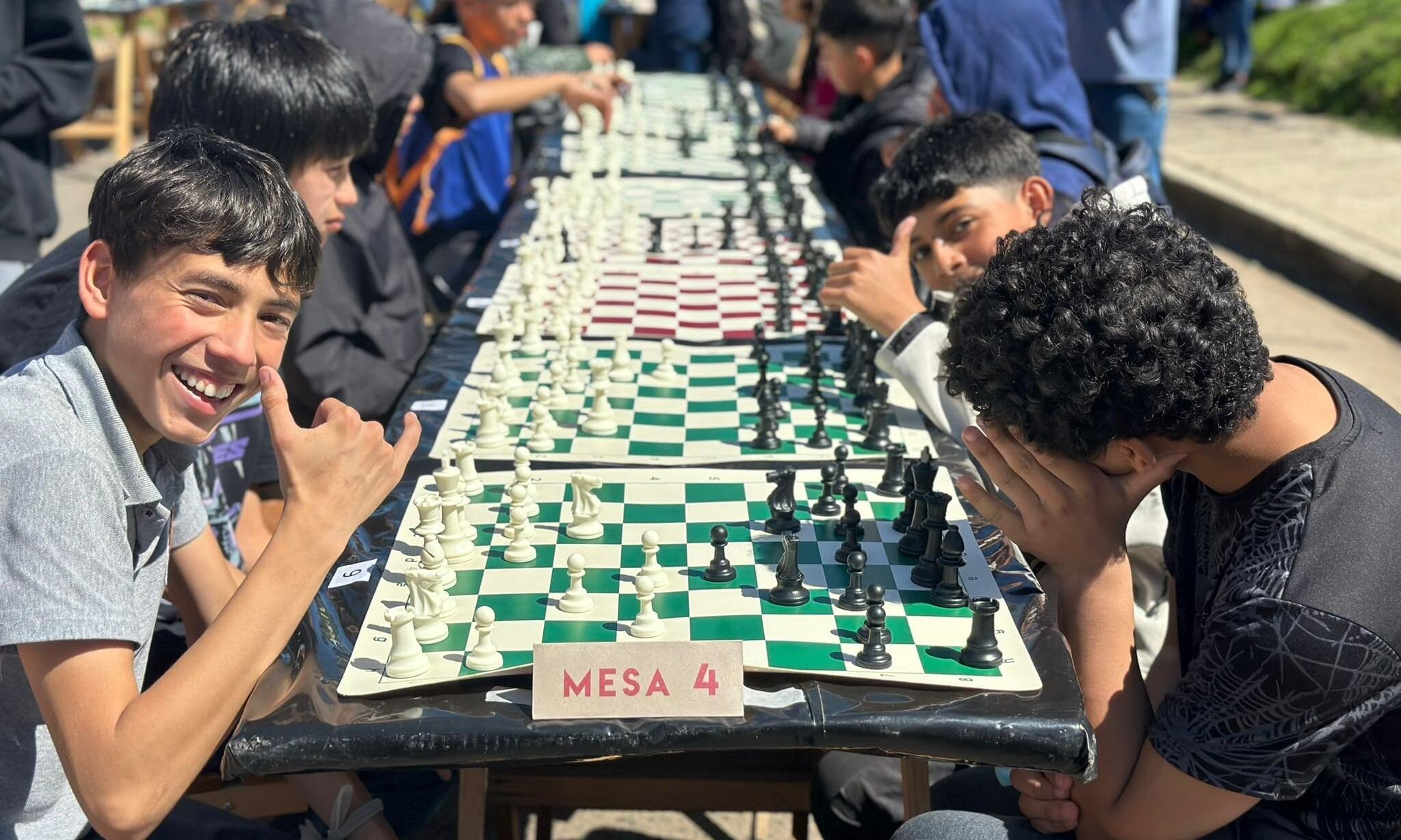 Piezas blancas y negras, la Escuela Técnica Rivera N.° 2  invitó a una jornada de ajedrez