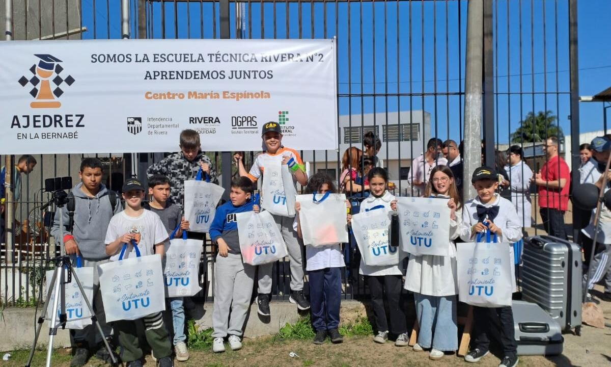 Piezas blancas y negras, la Escuela Técnica Rivera N.° 2  invitó a una jornada de ajedrez
