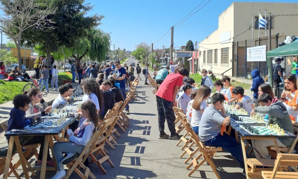 Piezas blancas y negras, la Escuela Técnica Rivera N.° 2  invitó a una jornada de ajedrez