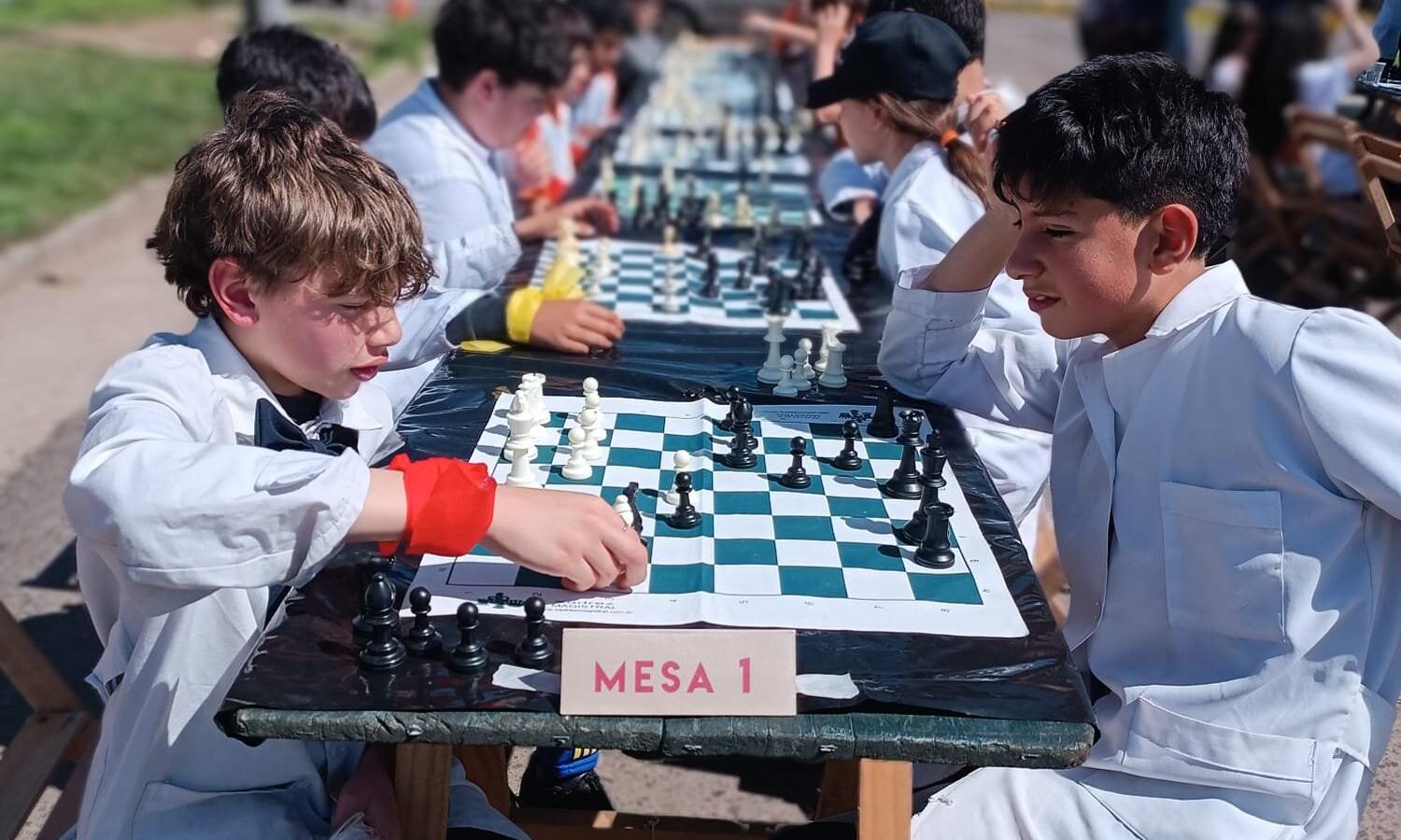 Piezas blancas y negras, la Escuela Técnica Rivera N.° 2  invitó a una jornada de ajedrez