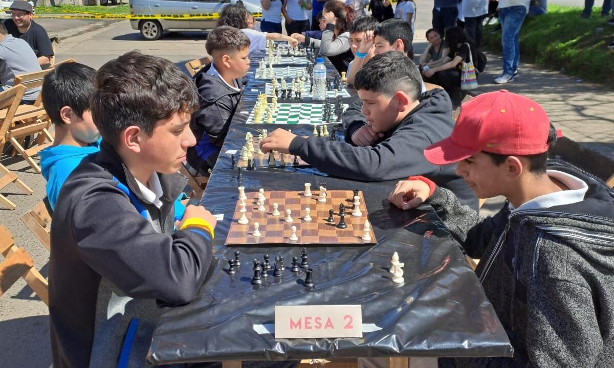 Piezas blancas y negras, la Escuela Técnica Rivera N.° 2  invitó a una jornada de ajedrez