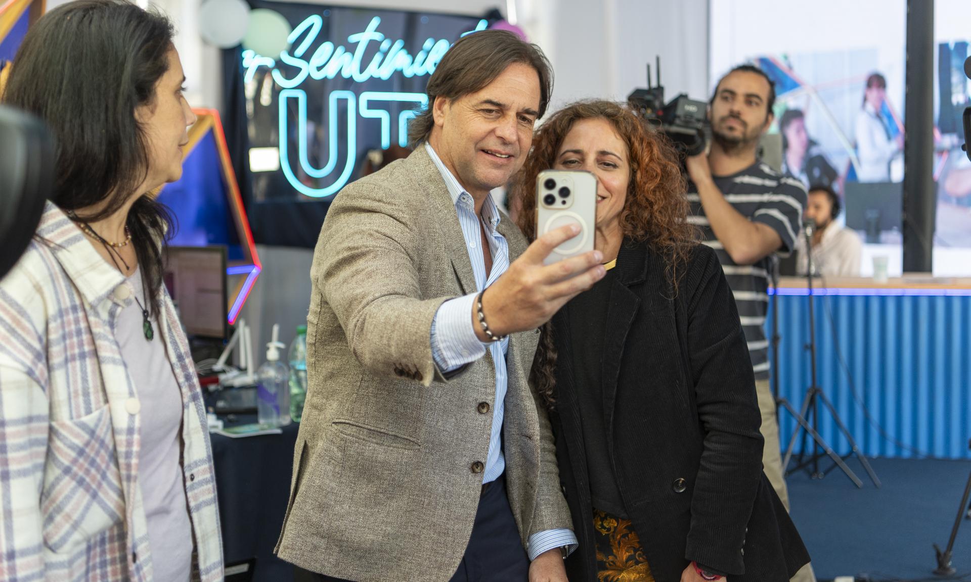 Presidente en stand de UTU