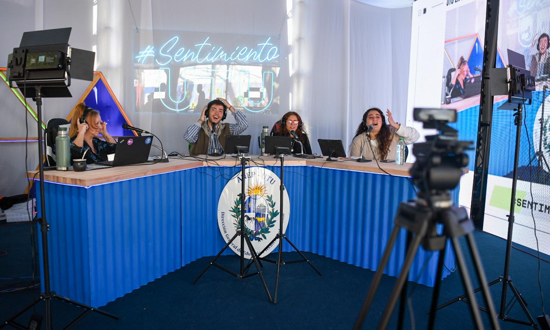 Desde el stan de UTU los alumnos de Comunicación están en su 5º día de una exitosa cobertura radial de la Expo Prado 2024