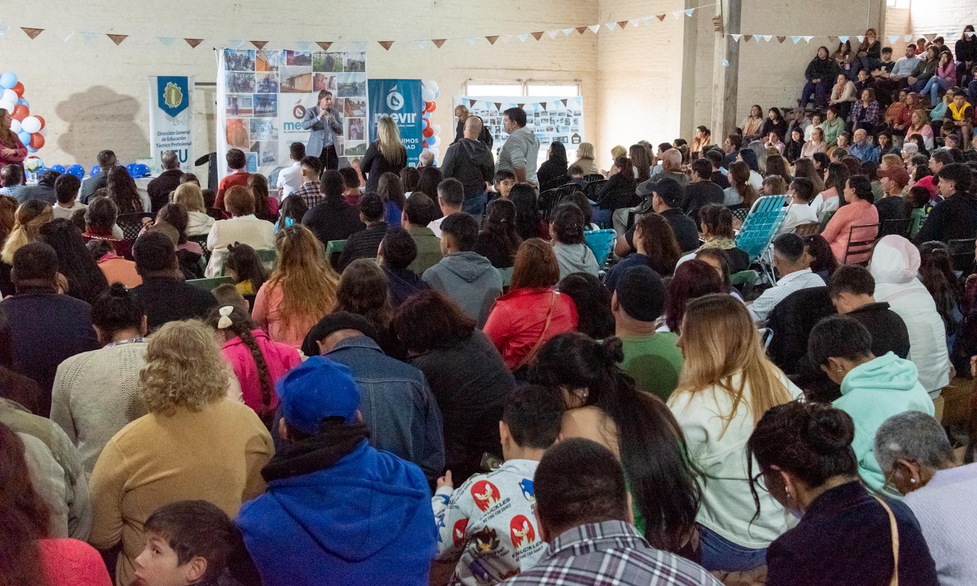 Dicas entregó certificados de Albañilería 