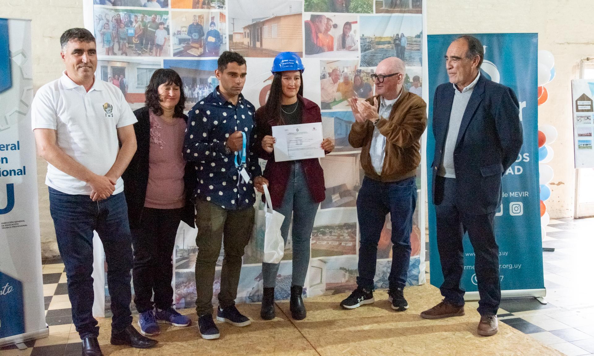 Dicas entregó certificados de Albañilería 