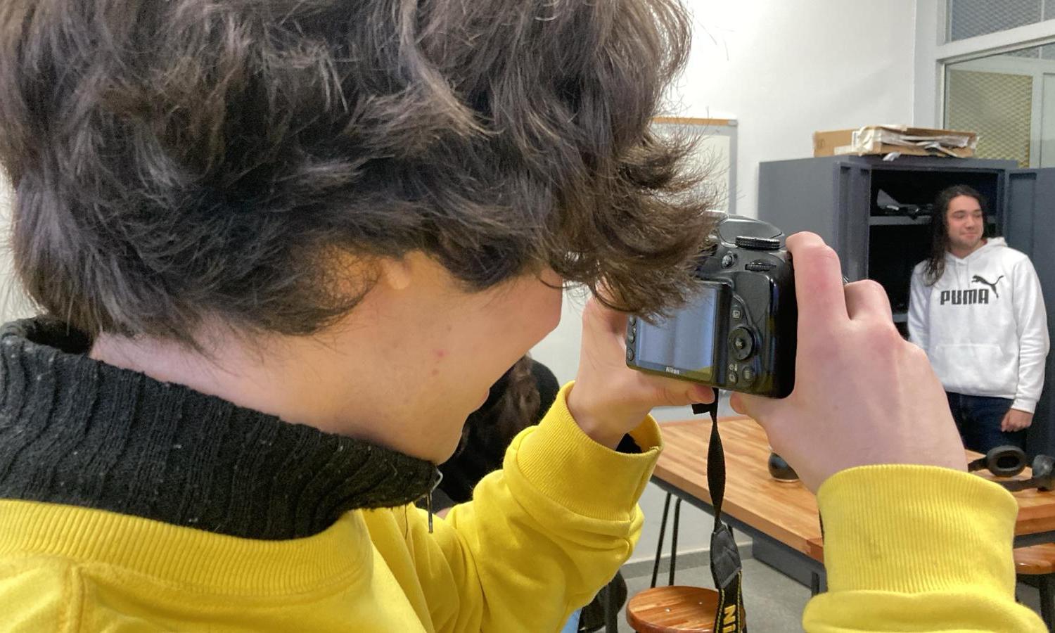 Alumnos reciben nuevos equipos audiovisuales que mejorarán su formación