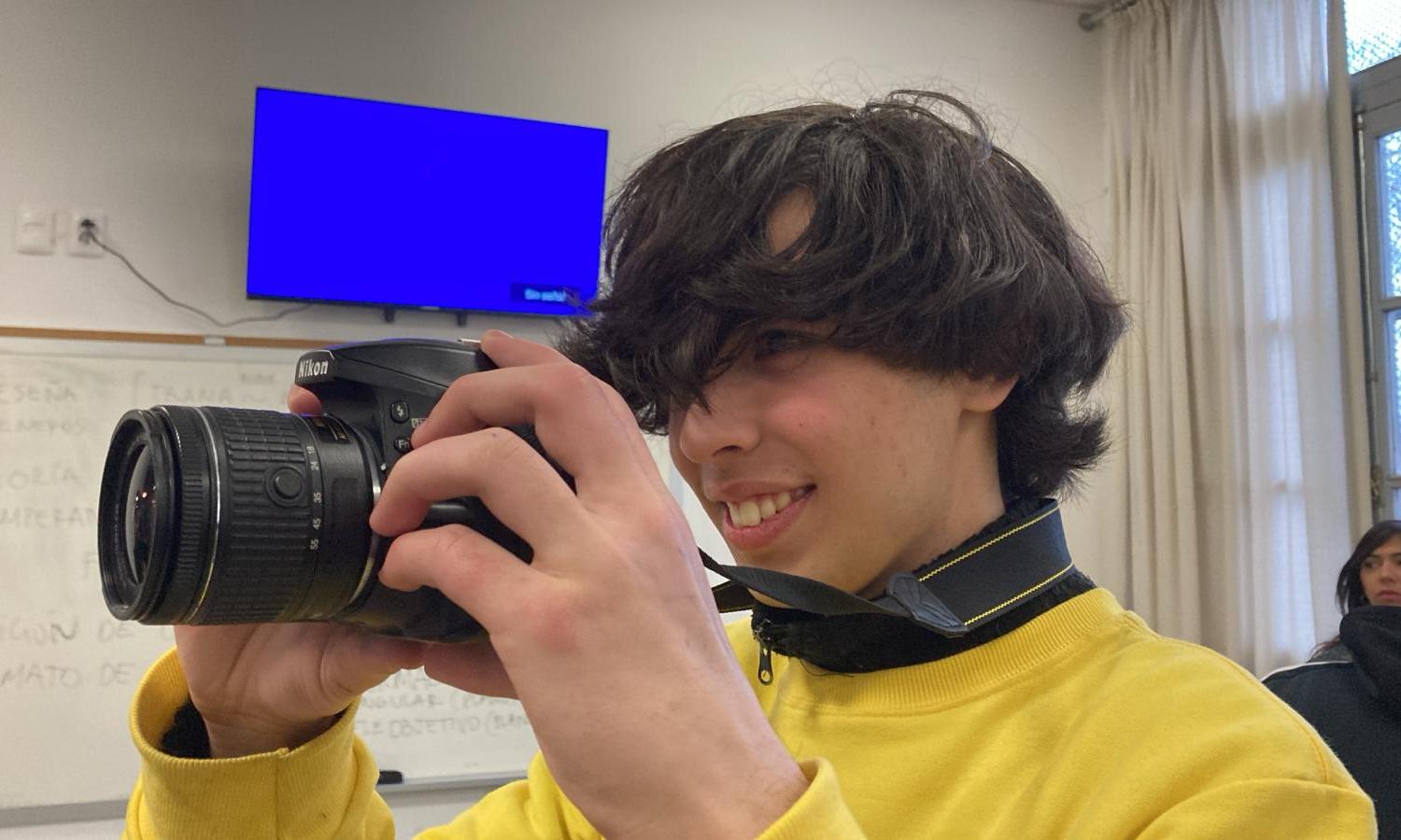 Alumnos reciben nuevos equipos audiovisuales que mejorarán su formación