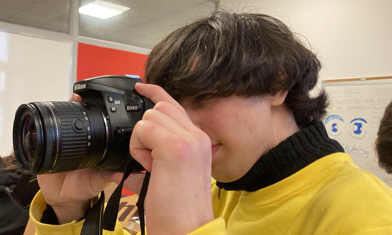 Alumnos reciben nuevos equipos audiovisuales que mejorarán su formación