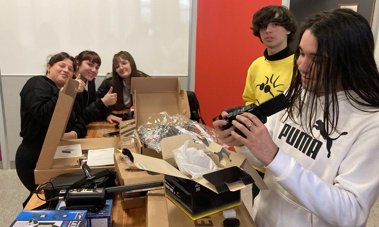 Alumnos reciben nuevos equipos audiovisuales que mejorarán su formación