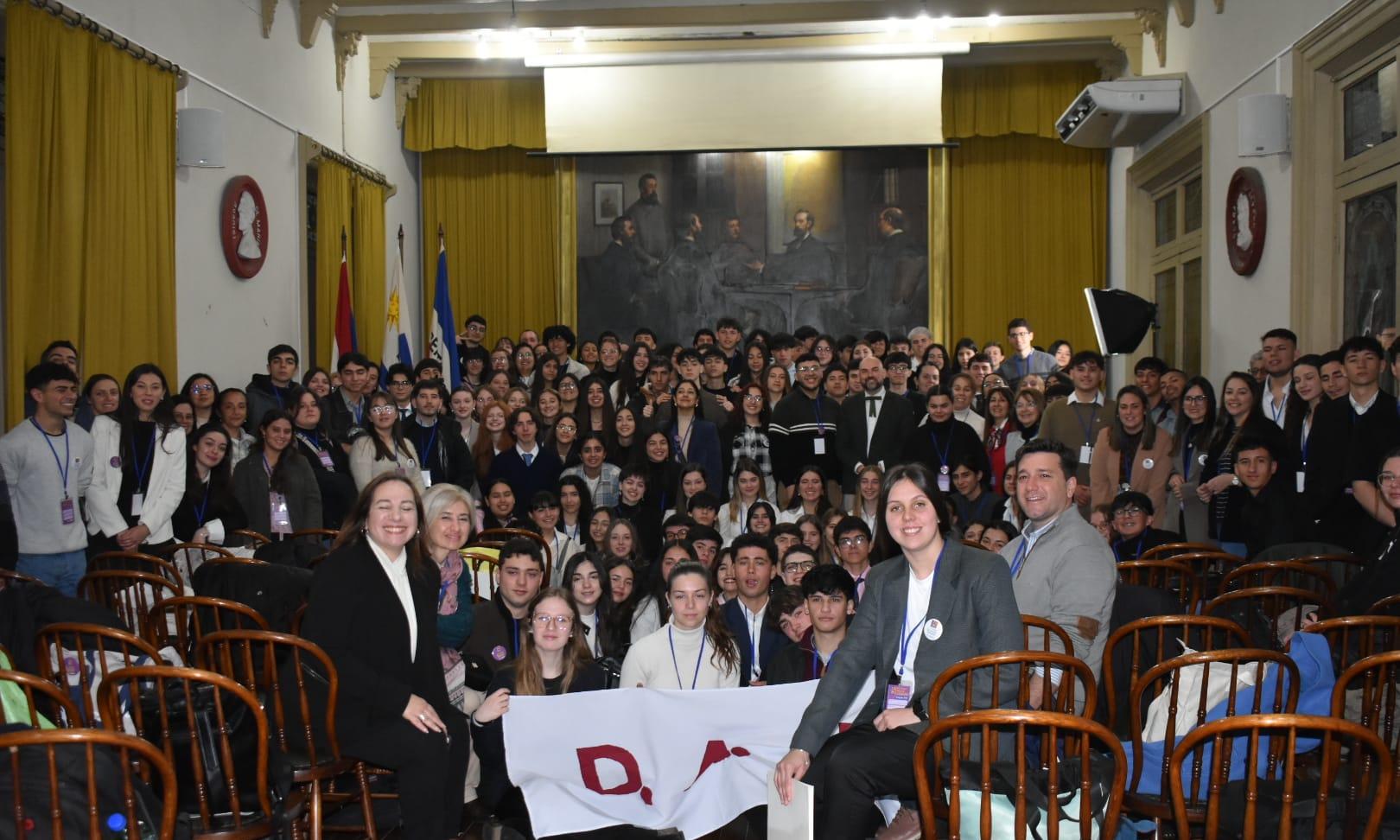 Alumnos de Relaciones Publicas trabajaron en conjunto a ANEP en el apoyo logístico de Torneo Nacional de Debate