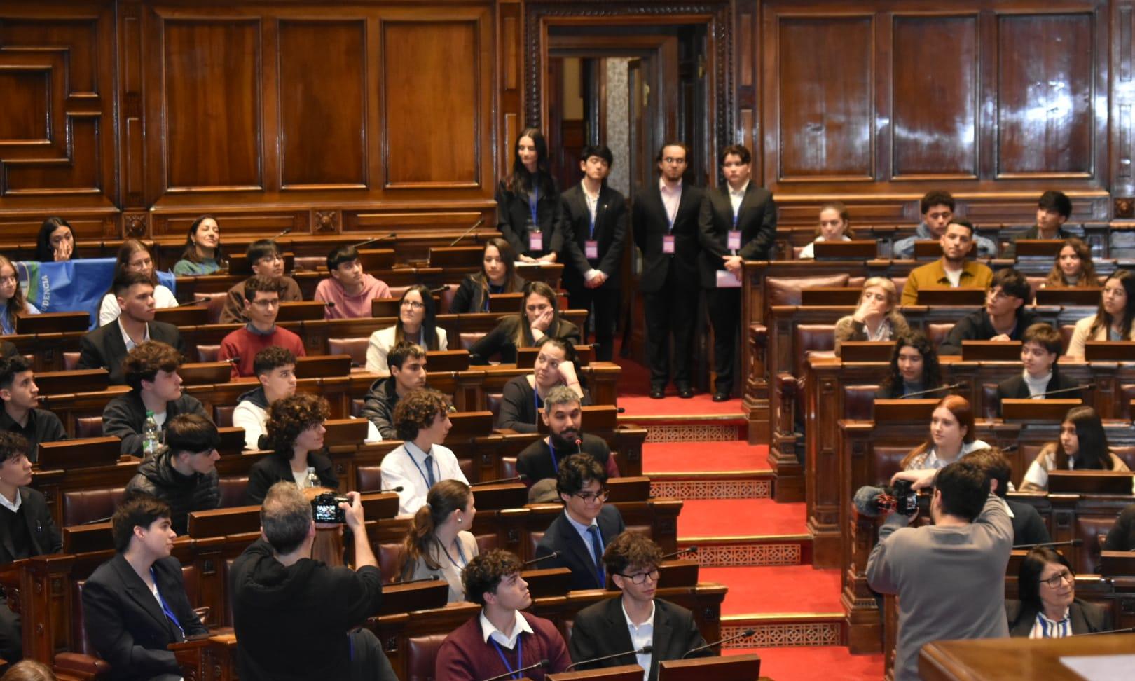 Alumnos de Relaciones Publicas trabajaron en conjunto a ANEP en el apoyo logístico de Torneo Nacional de Debate