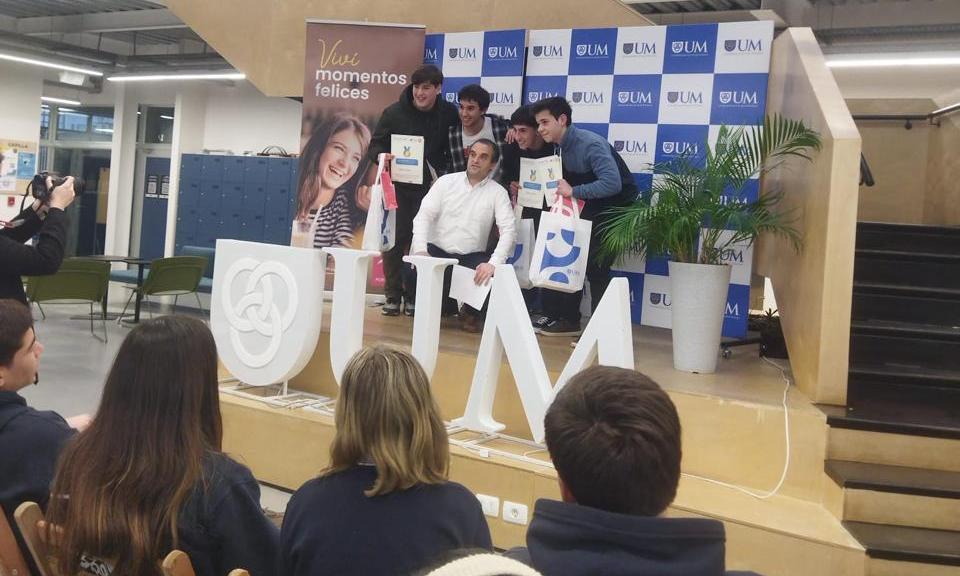 Estudiantes de Informática de Buceo obtuvieron el primer premio en el concurso "Desafío UM-Portones"