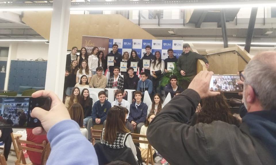 Estudiantes de Informática de Buceo obtuvieron el primer premio en el concurso "Desafío UM-Portones"