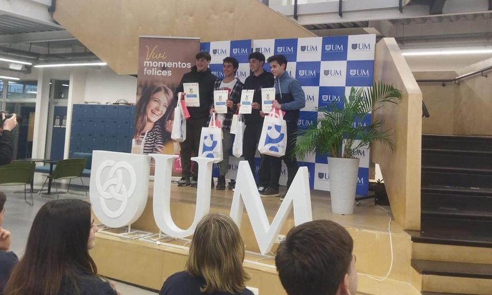 Estudiantes de Informática de Buceo obtuvieron el primer premio en el concurso "Desafío UM-Portones"