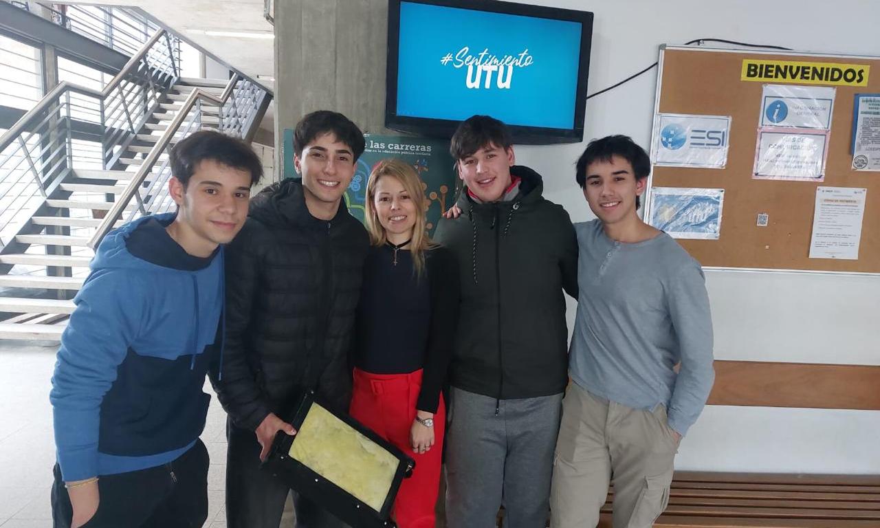 Estudiantes de Informática de Buceo obtuvieron el primer premio en el concurso "Desafío UM-Portones"