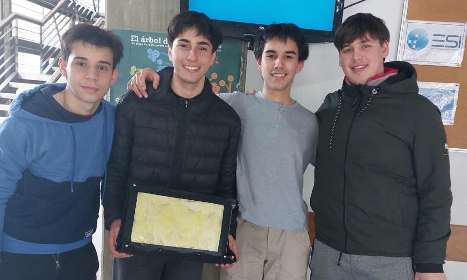 Estudiantes de Informática de Buceo obtuvieron el primer premio en el concurso "Desafío UM-Portones"