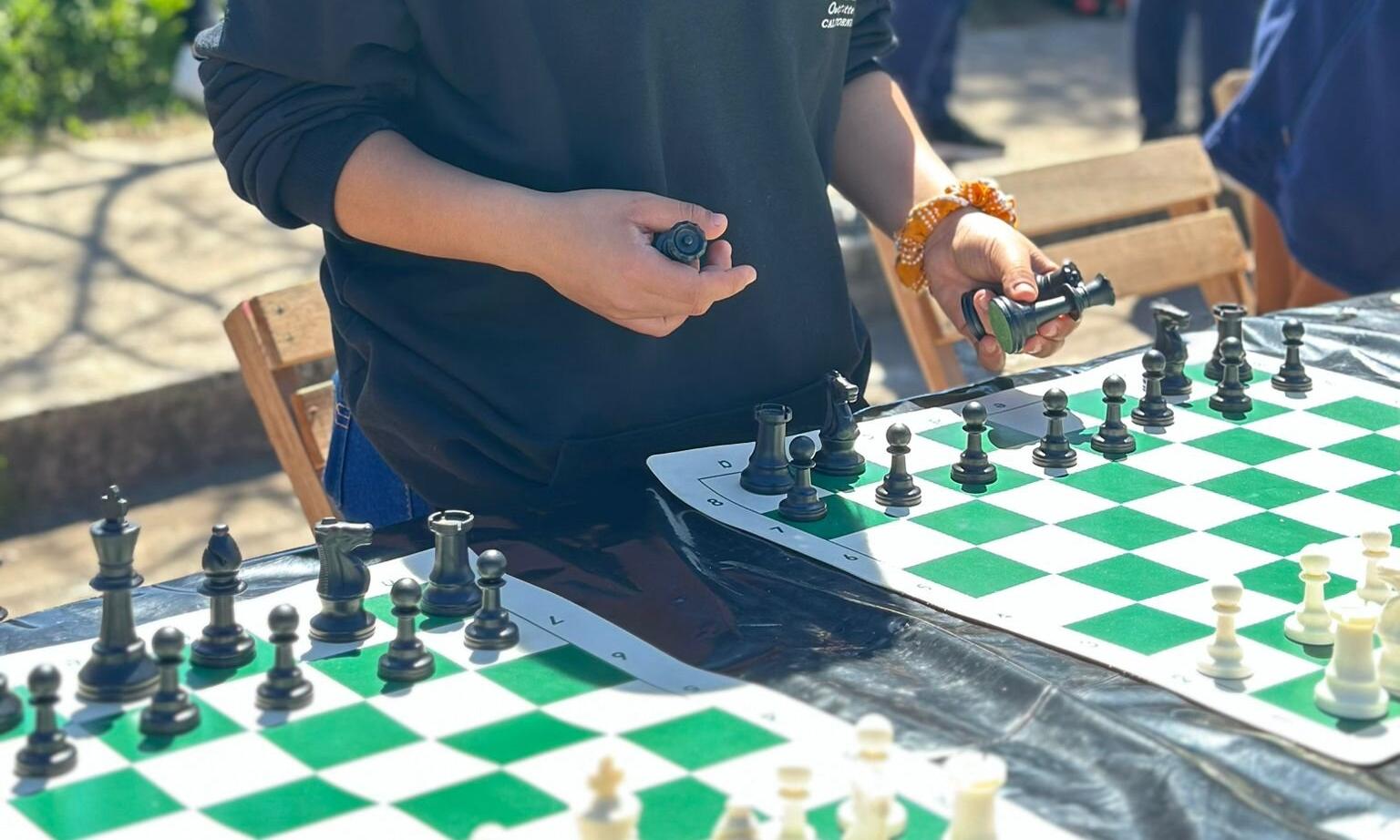 Piezas blancas y negras, la Escuela Técnica Rivera N.° 2  invitó a una jornada de ajedrez