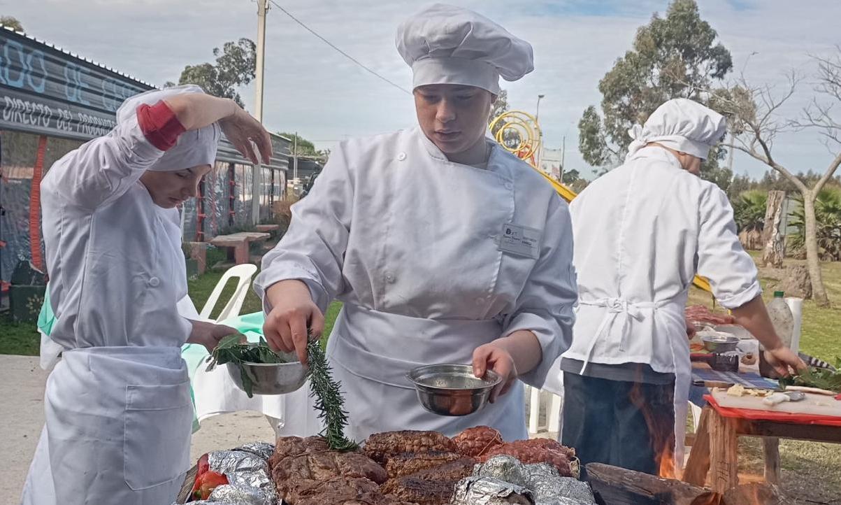 Alumnos de Gastronomía de Barros Blancos presentaron sus elaboraciones en el Mercado de Cercanía en Atlántida