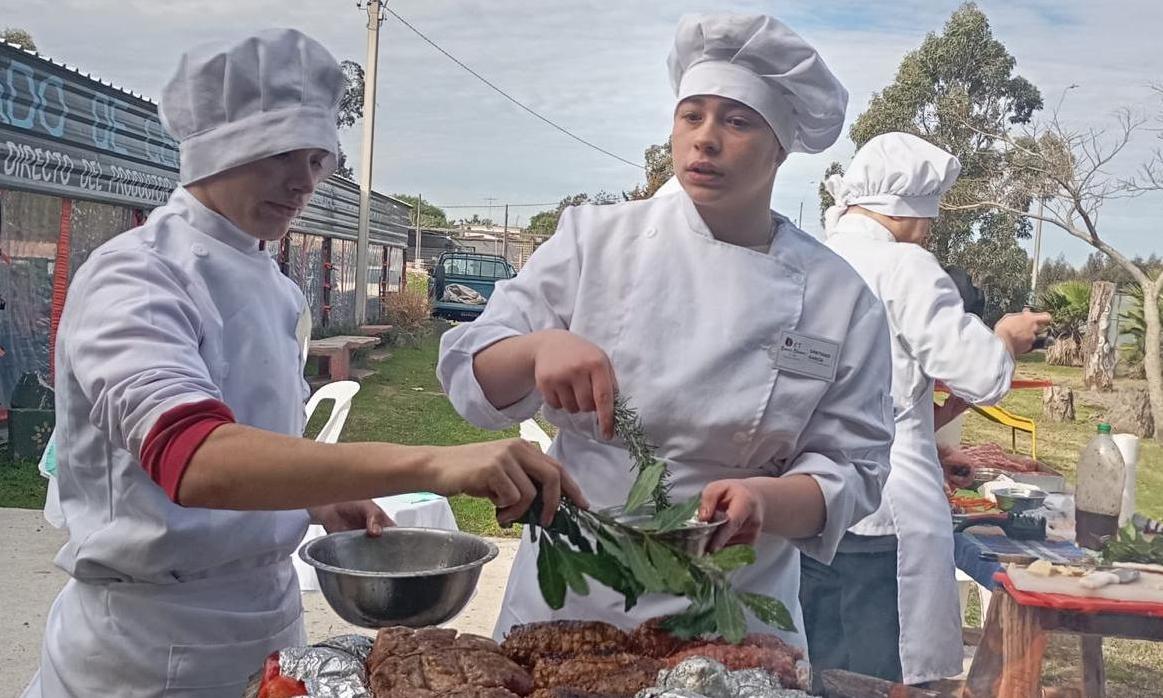Alumnos de Gastronomía de Barros Blancos presentaron sus elaboraciones en el Mercado de Cercanía en Atlántida