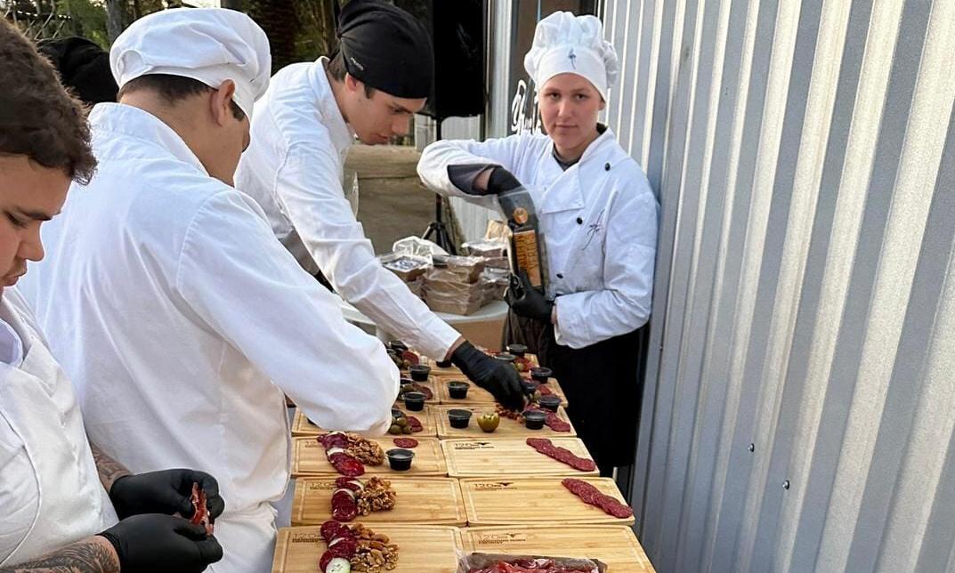 Estudiantes de la Escuela Superior de Alta Gastronomía dijeron presente en la 85ª Expo San Carlos
