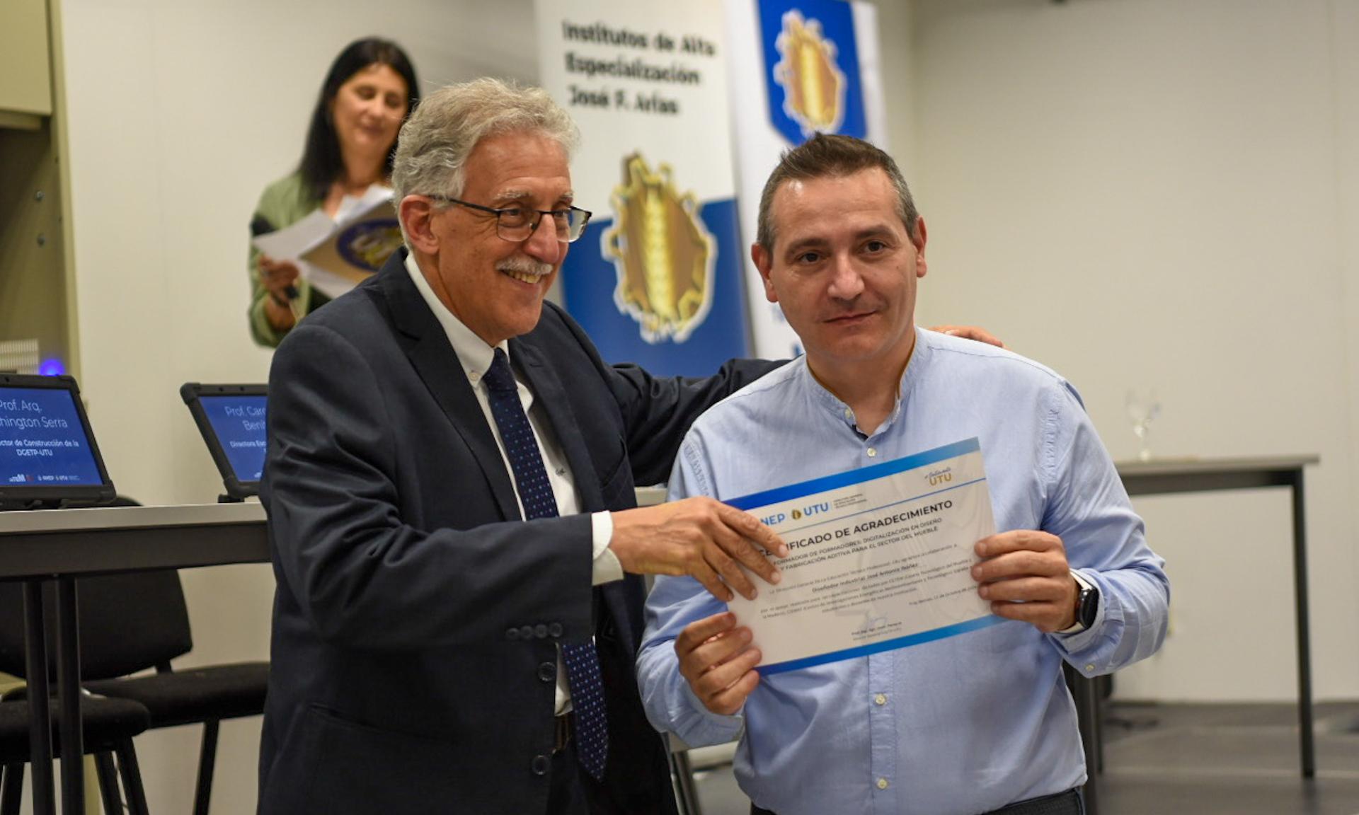 Cierre del Curso sobre diseño y fabricación de muebles para docentes de Carpintería
