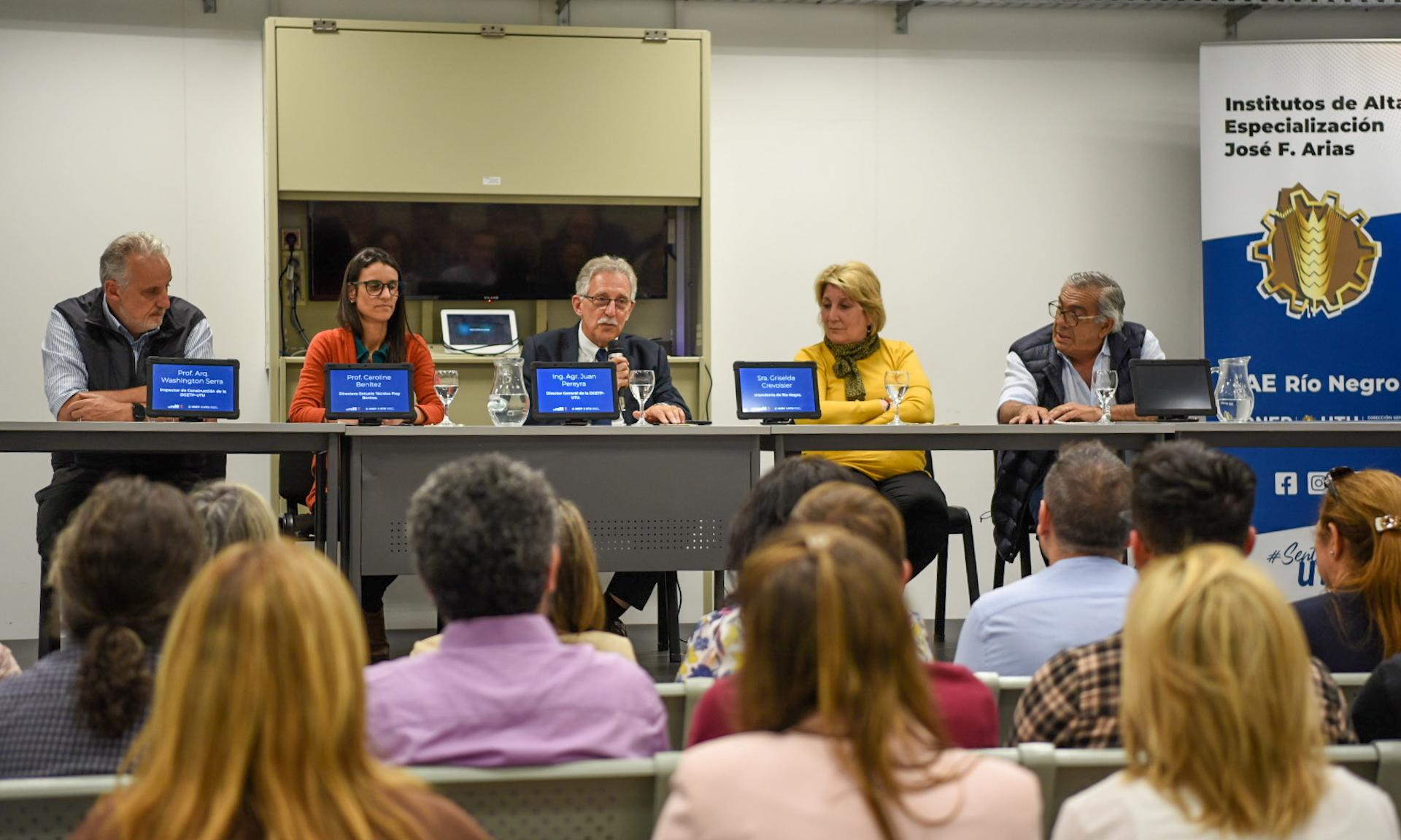 Cierre del Curso sobre diseño y fabricación de muebles para docentes de Carpintería