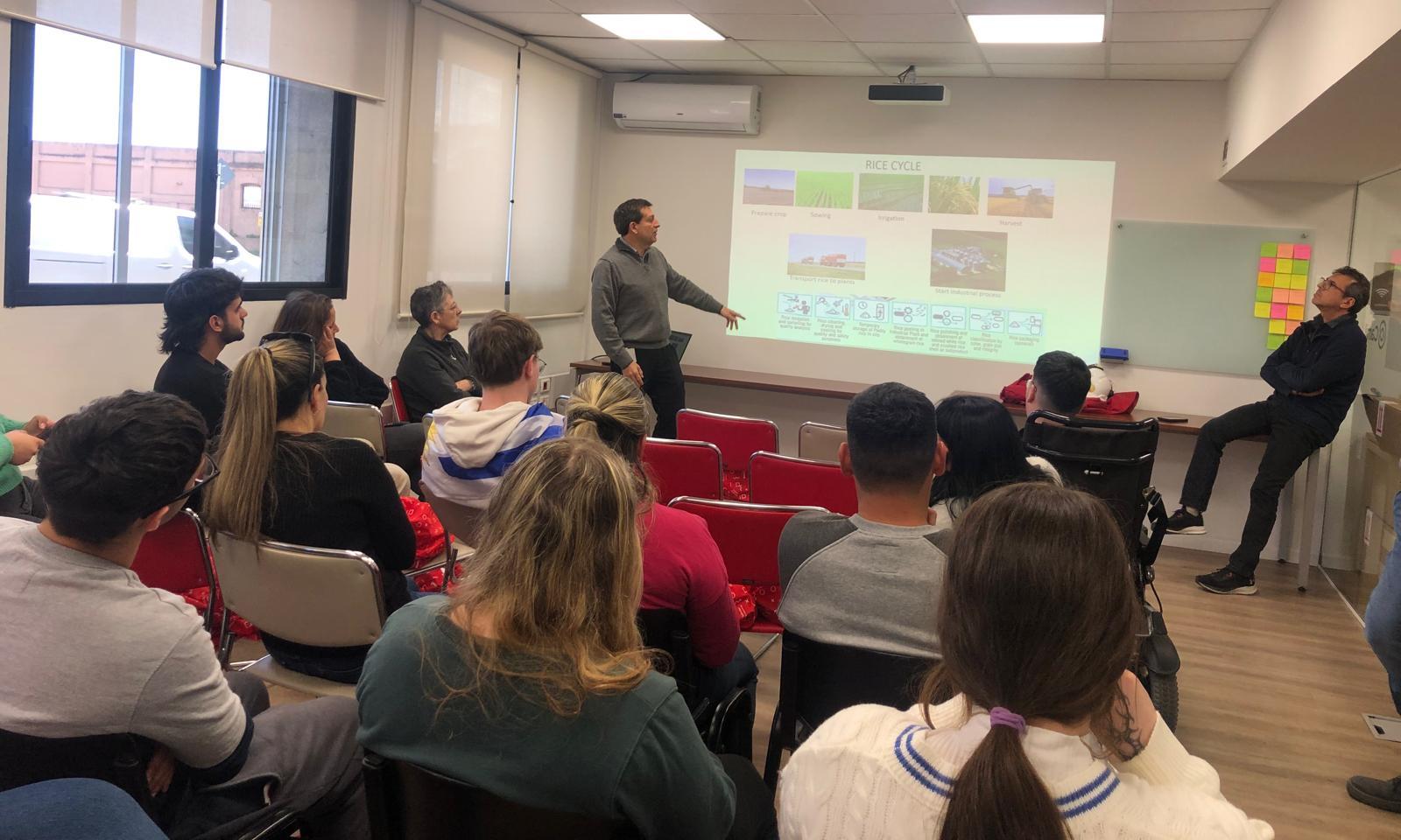 Visitas enriquecedoras: estudiantes de Logística visitaron la zona portuaria de Montevideo