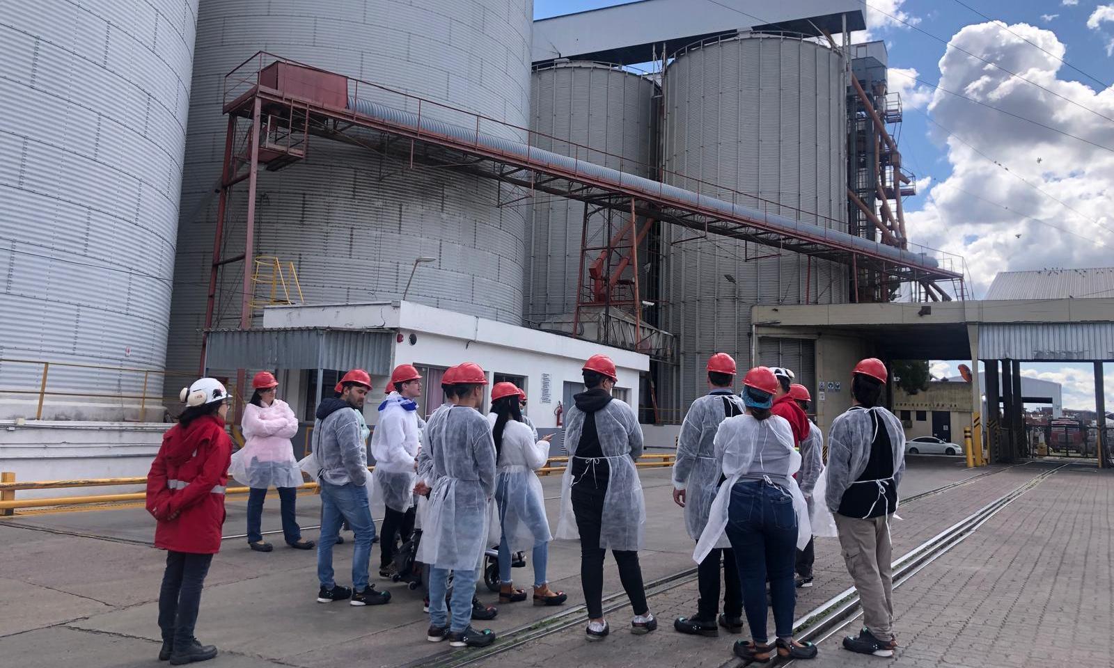 Visitas enriquecedoras: estudiantes de Logística visitaron la zona portuaria de Montevideo