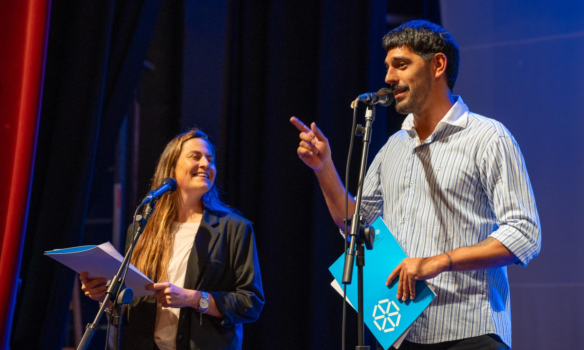 entrega de títulos a estudiantes