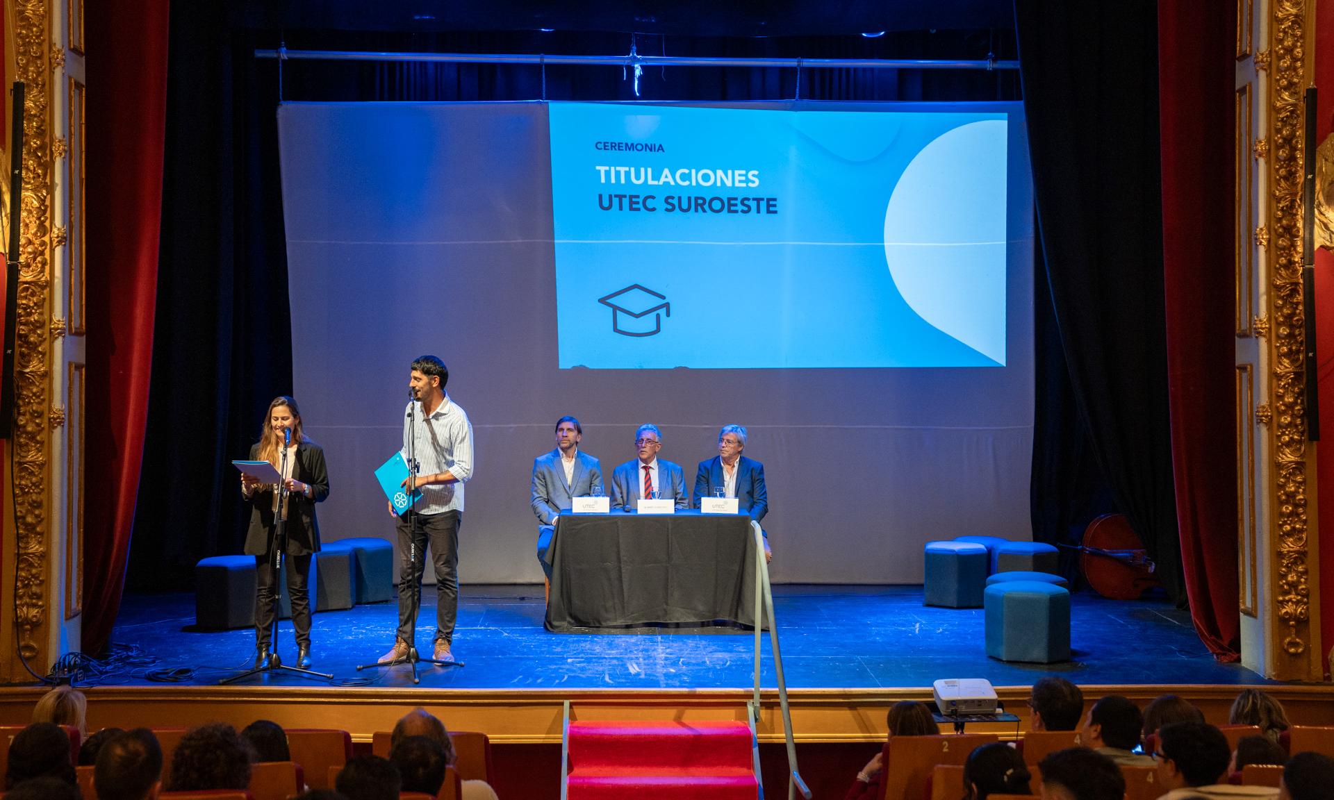 entrega de títulos a estudiantes