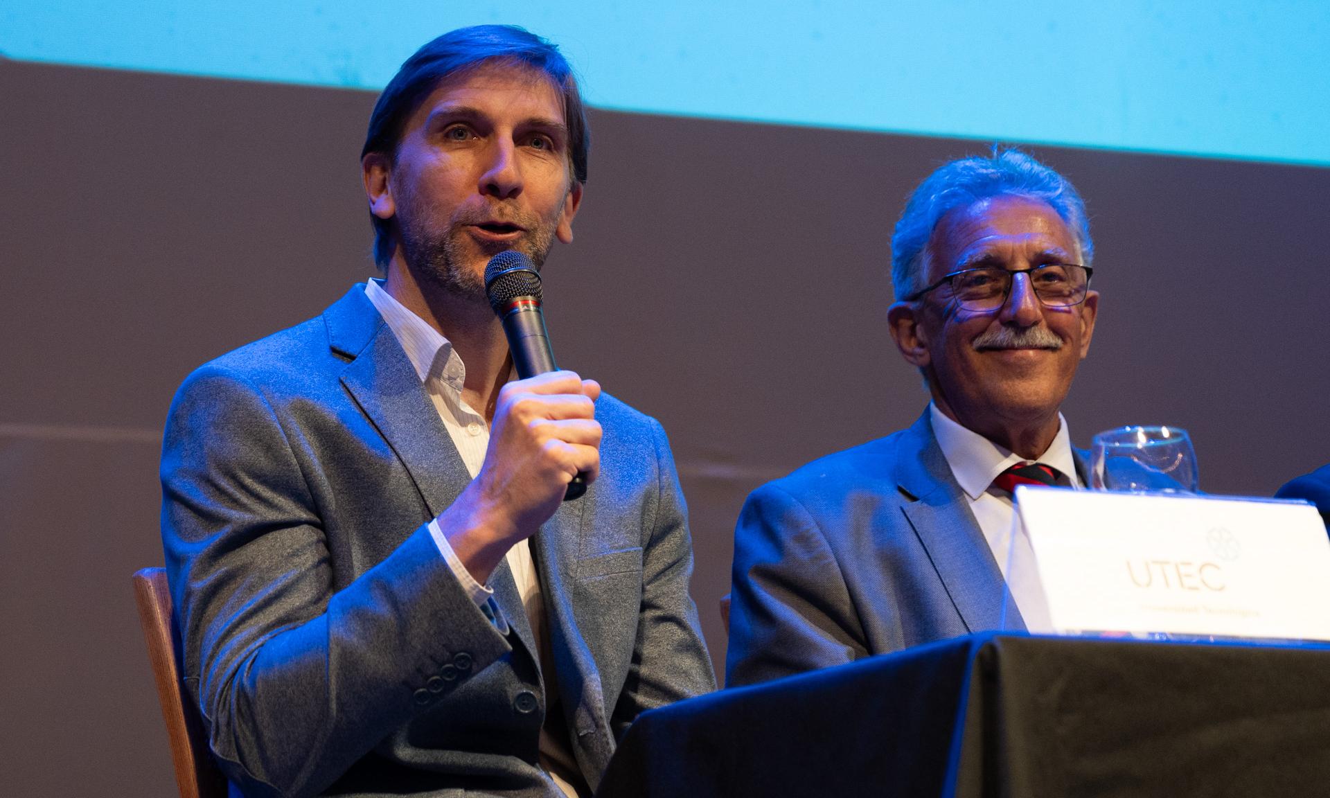 entrega de títulos a estudiantes