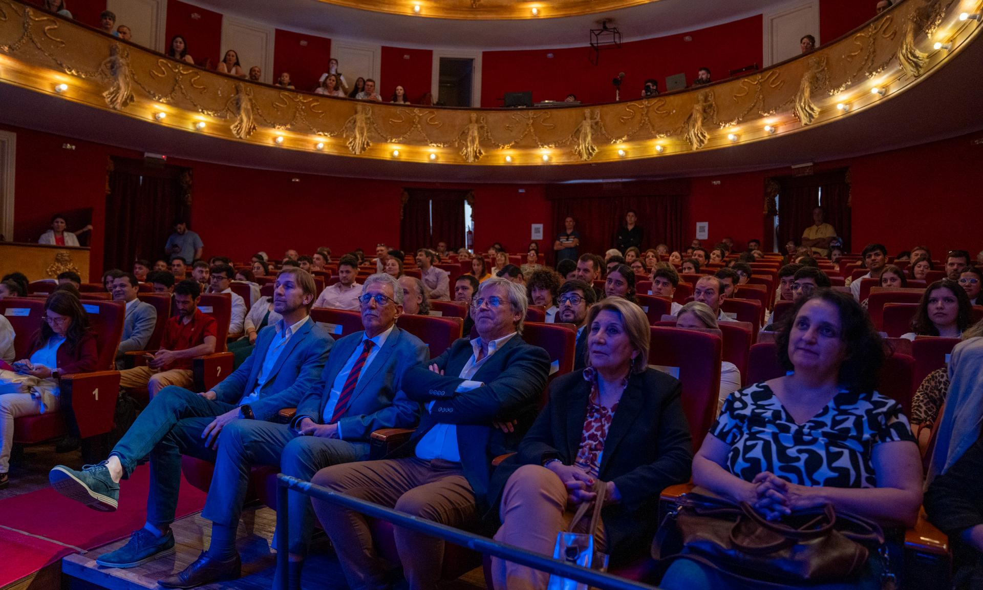 entrega de títulos a estudiantes