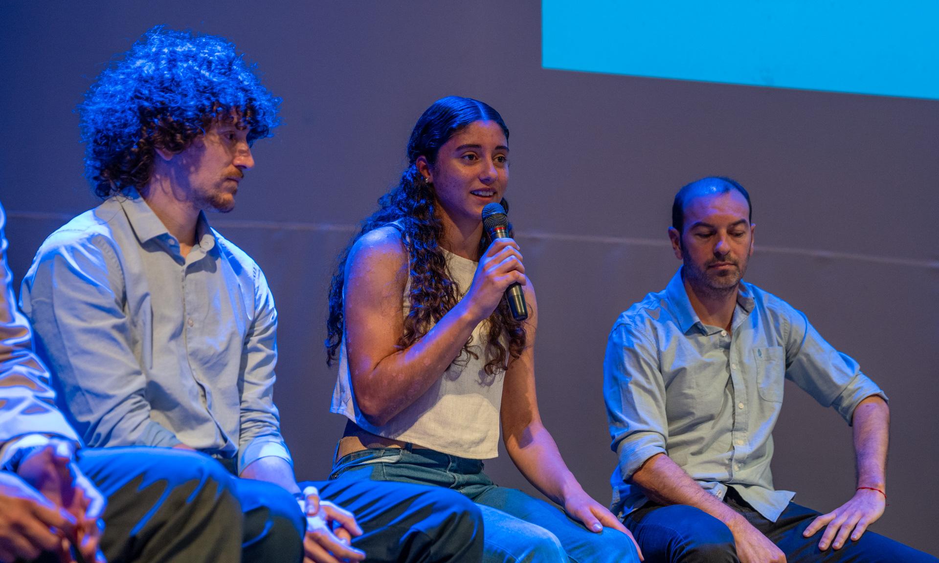 entrega de títulos a estudiantes