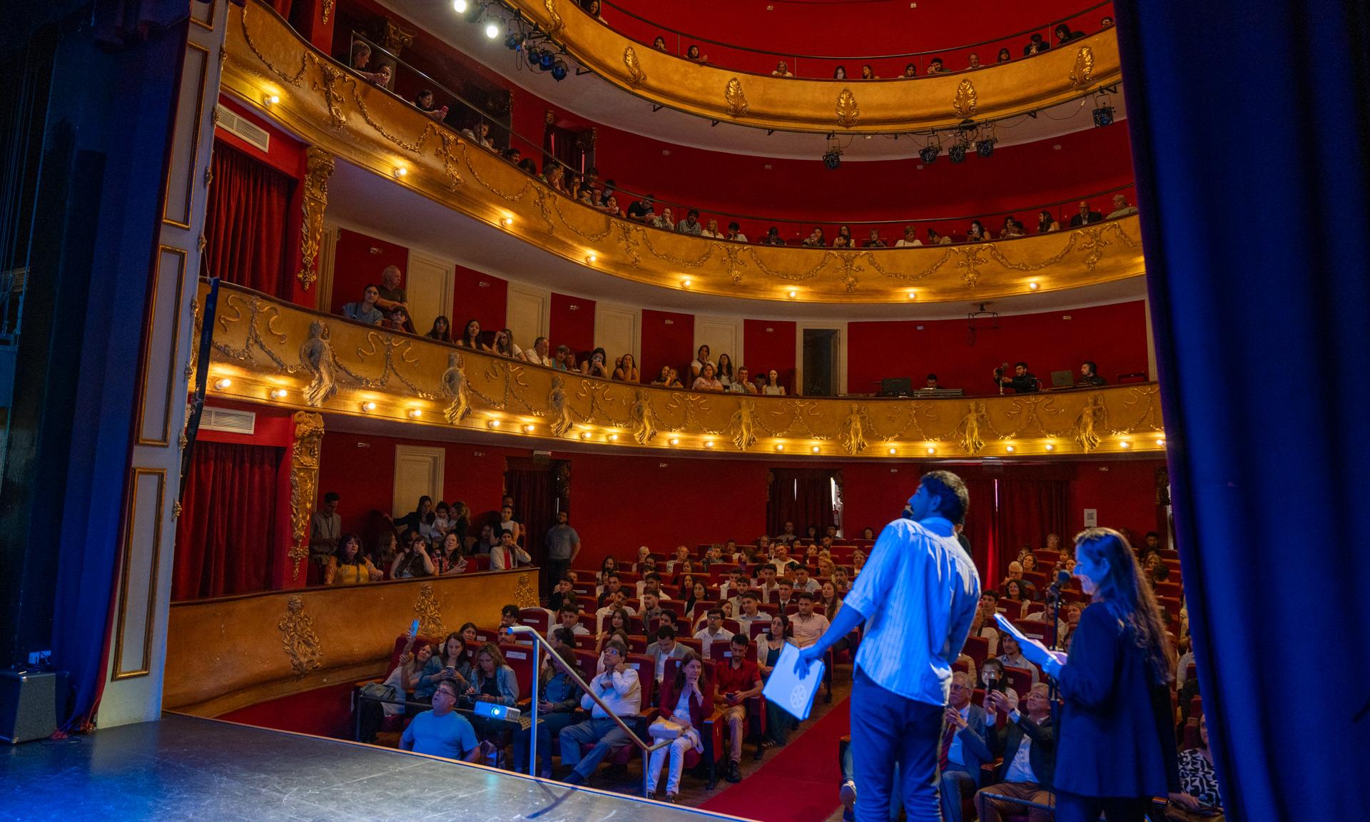 entrega de títulos a estudiantes