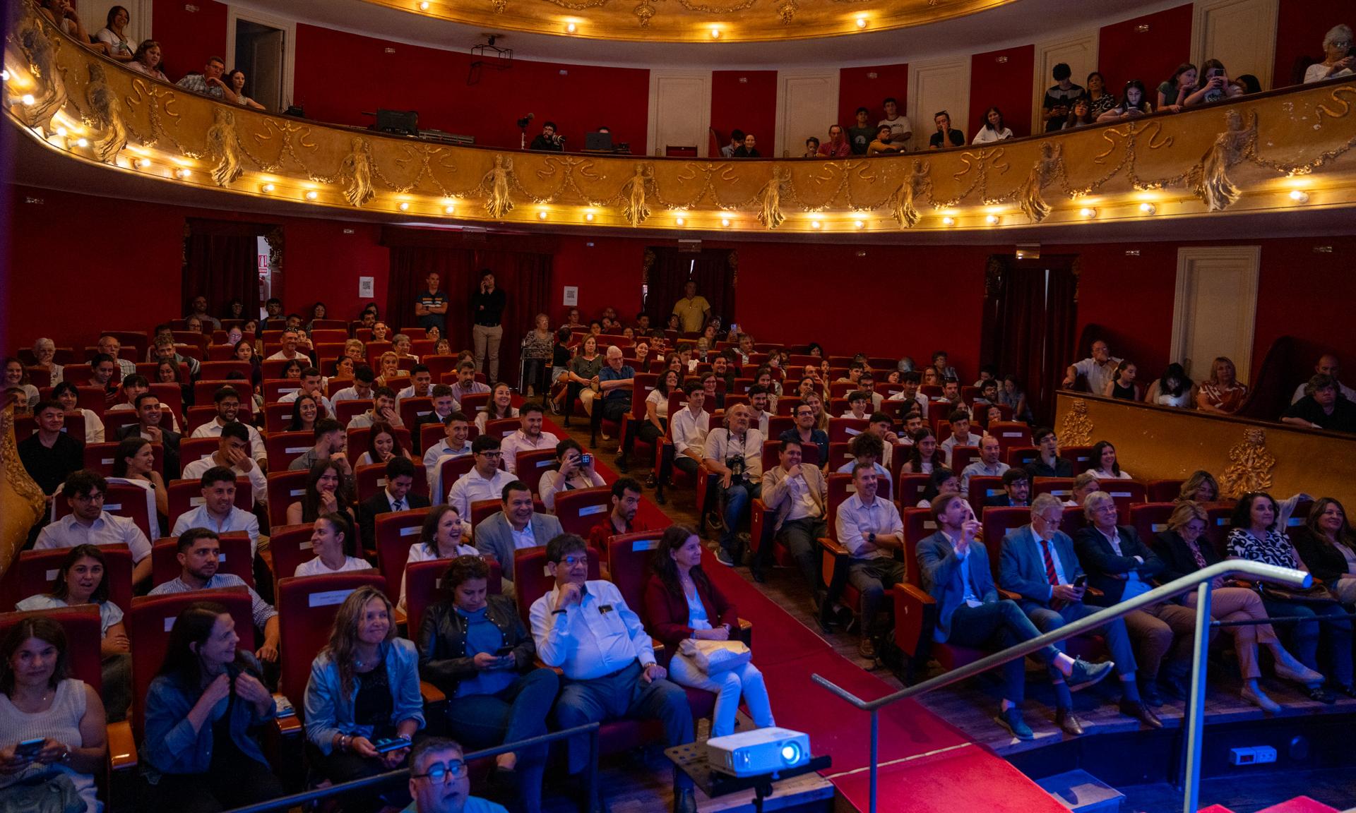 entrega de títulos a estudiantes