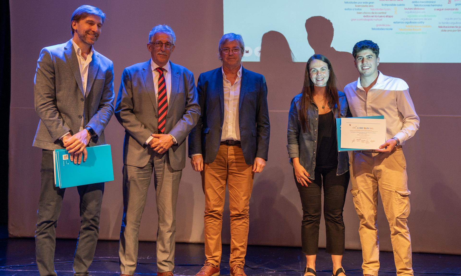 entrega de títulos a estudiantes