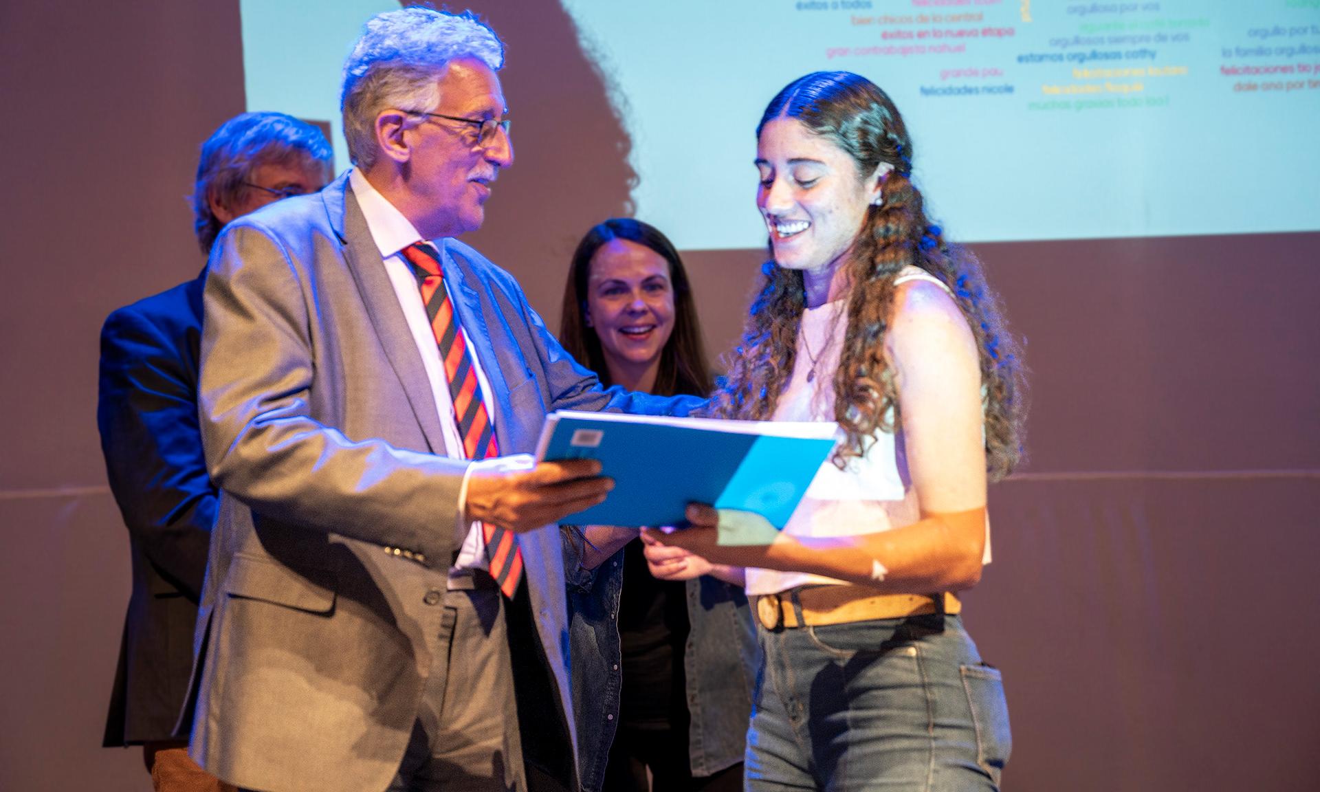 entrega de títulos a estudiantes
