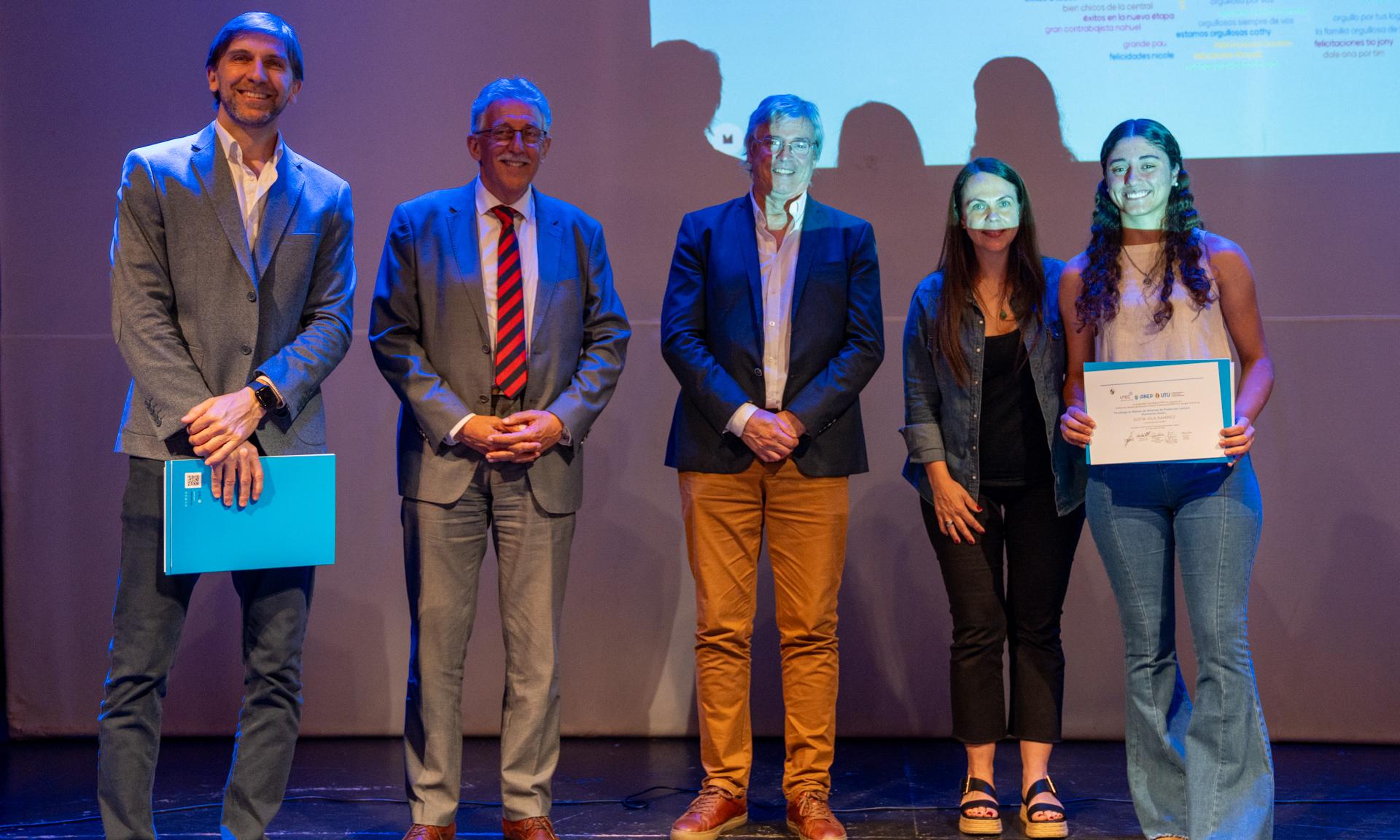 entrega de títulos a estudiantes