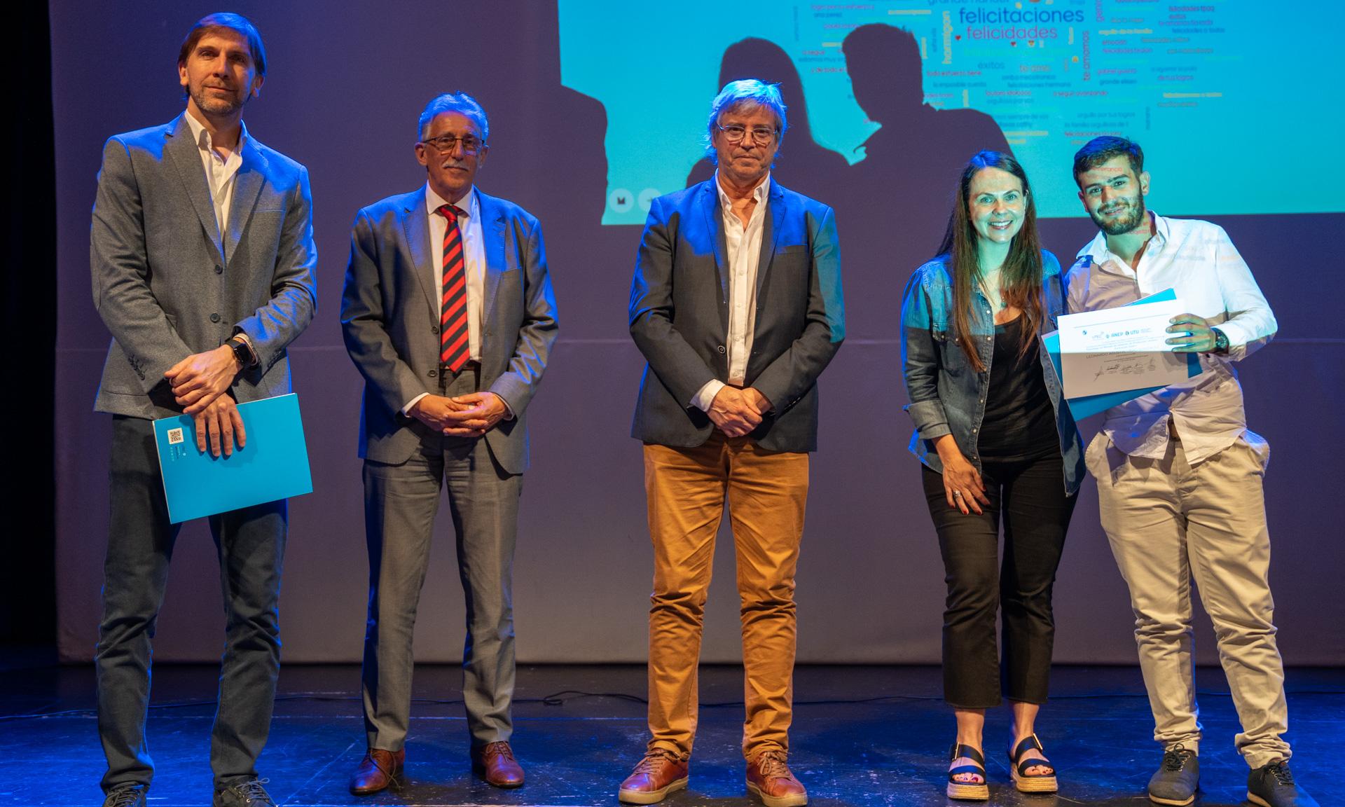 entrega de títulos a estudiantes