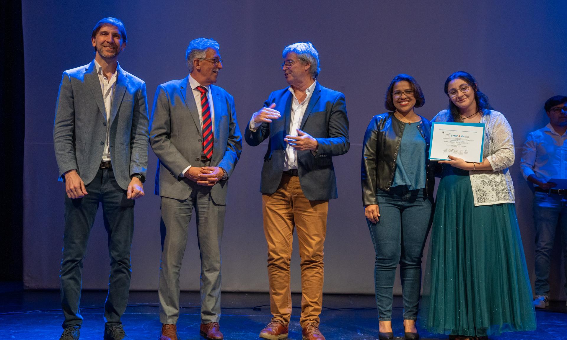 entrega de títulos a estudiantes