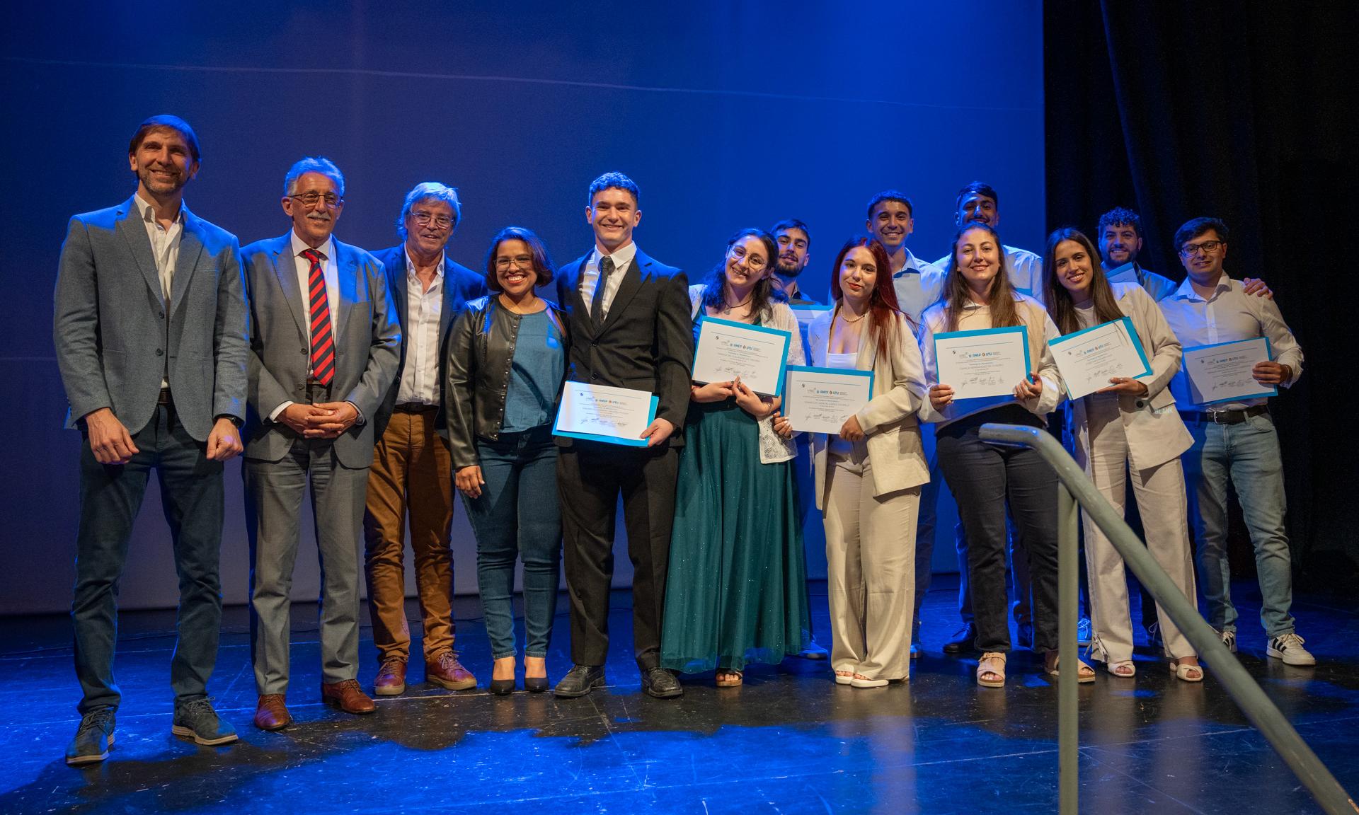 entrega de títulos a estudiantes