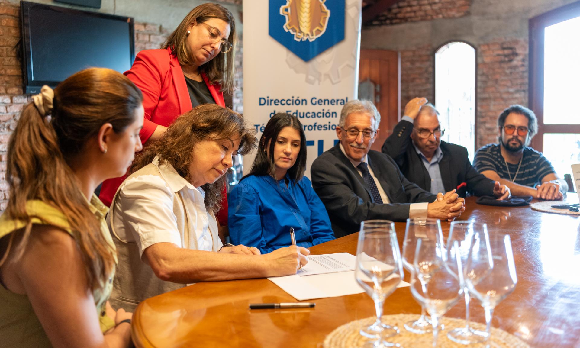 Estudiantes de Vitivinicultura de UTU tendrán pasantías en la Antigua Bodega Stagnari 
