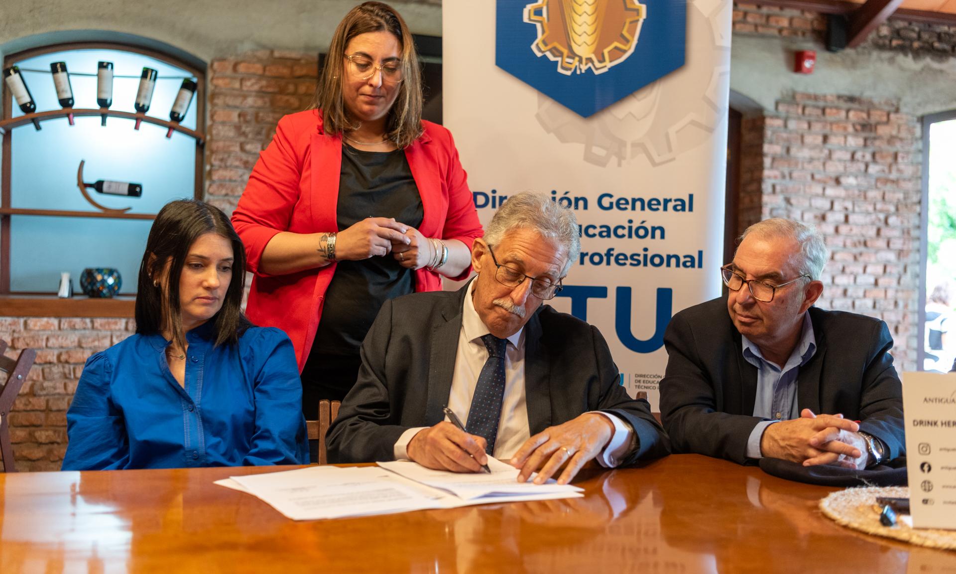 Estudiantes de Vitivinicultura de UTU tendrán pasantías en la Antigua Bodega Stagnari 