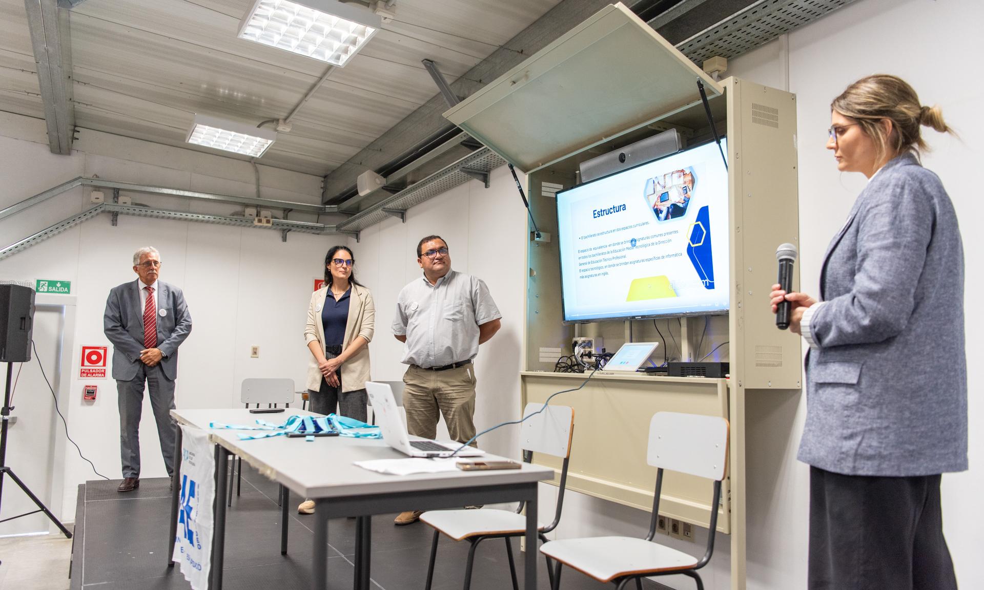 Egresó la primera generación del Bachillerato Bilingüe de Informática, una carrera de primer nivel