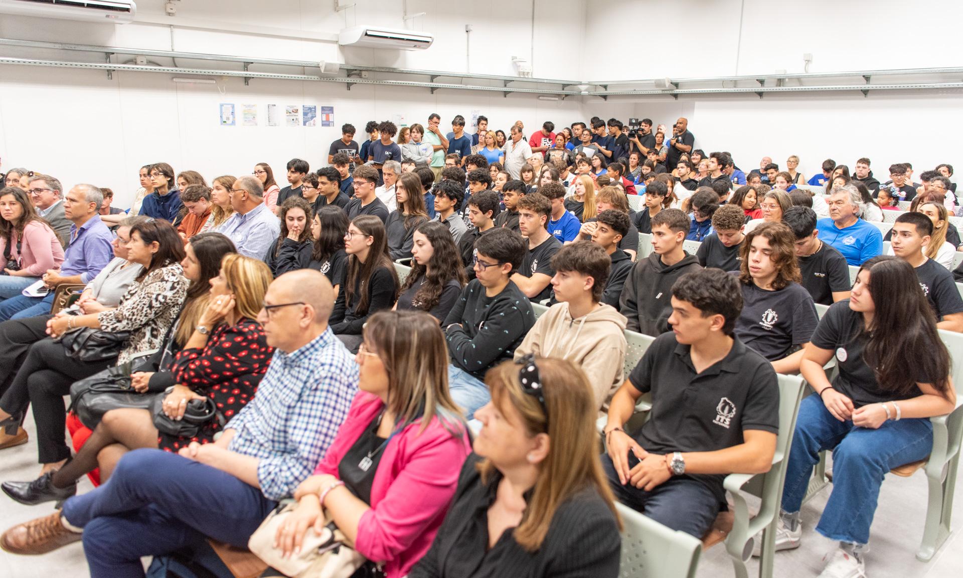 Egresó la primera generación del Bachillerato Bilingüe de Informática, una carrera de primer nivel