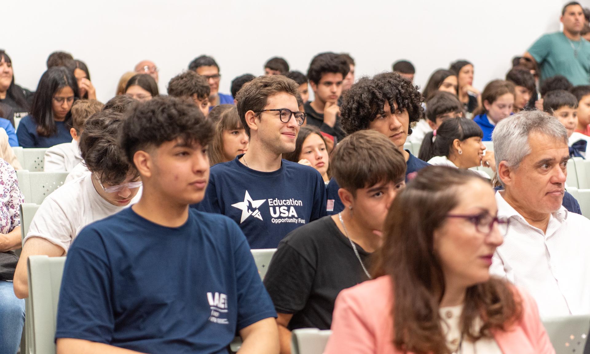 Egresó la primera generación del Bachillerato Bilingüe de Informática, una carrera de primer nivel