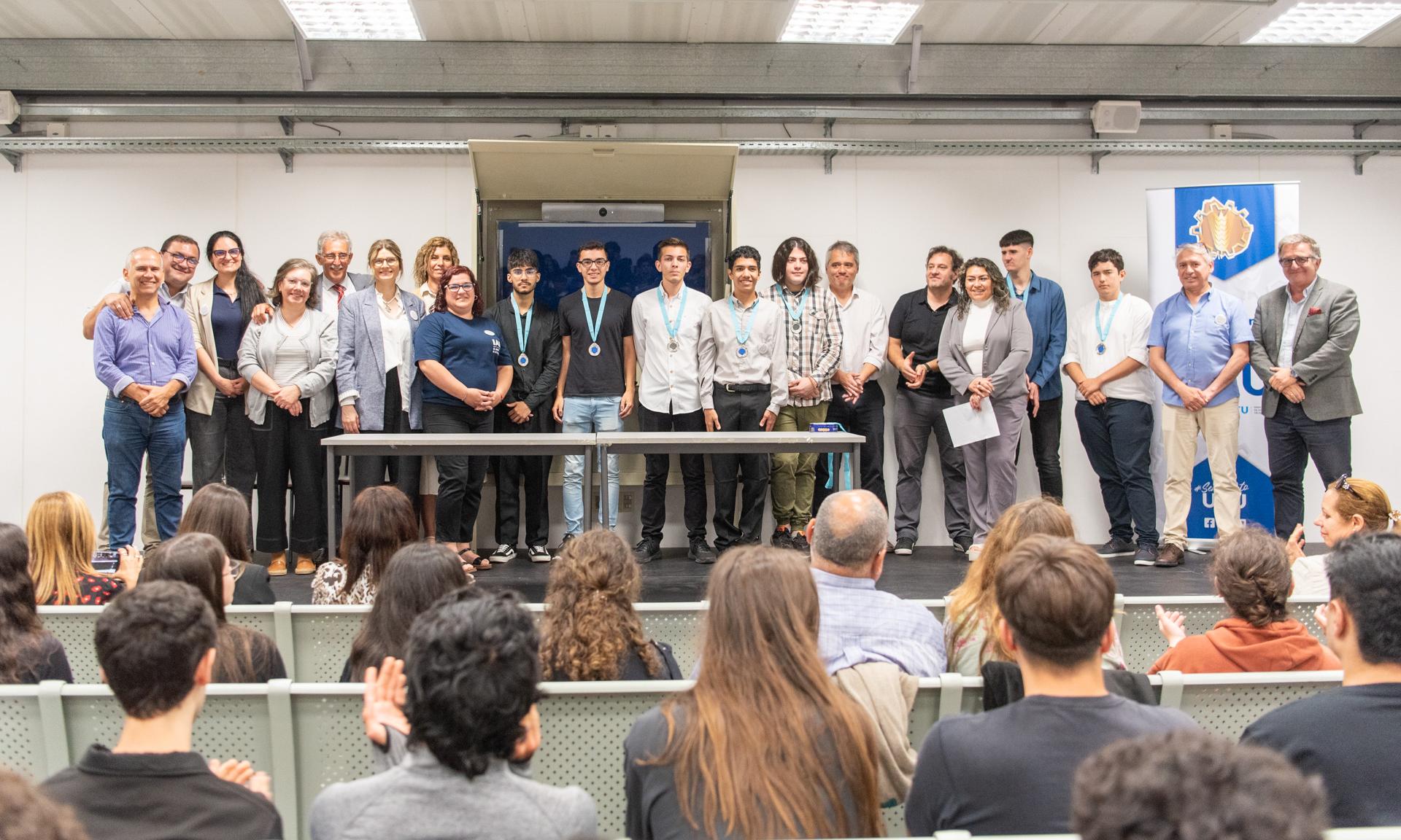 Egresó la primera generación del Bachillerato Bilingüe de Informática, una carrera de primer nivel