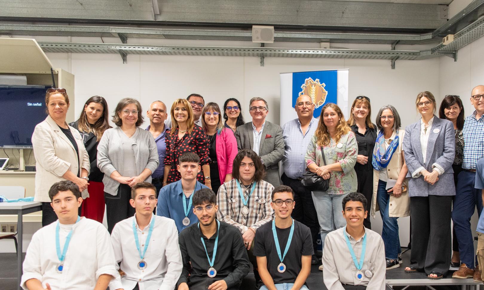 Egresó la primera generación del Bachillerato Bilingüe de Informática, una carrera de primer nivel