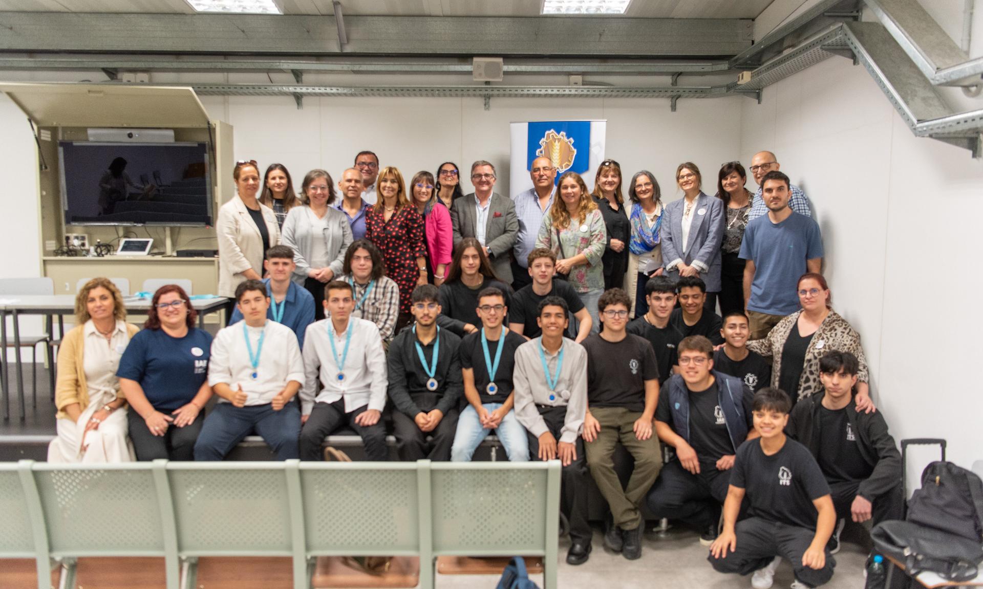 Egresó la primera generación del Bachillerato Bilingüe de Informática, una carrera de primer nivel